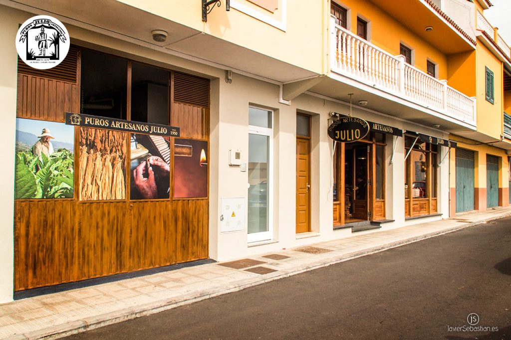 Vive la experiencia de un taller artesanal de puros palmeros. Puros Artesanos Julio. Breña Alta. La Palma. Islas Canarias. Puros Canarios.