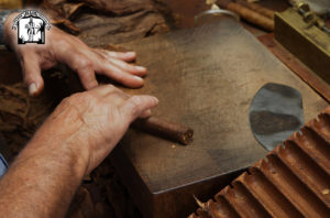 Proceso de Elaboración de un Puro Palmero Artesanos Julio · Tabaco palmero Premium Hecho a mano en Breña Alta. La Palma. Islas Canarias