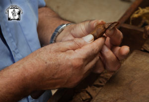 Proceso de Elaboración de un Puro Palmero Artesanos Julio · Tabaco palmero Premium Hecho a mano en Breña Alta. La Palma. Islas Canarias