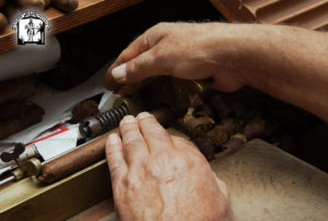 Proceso de Elaboración de un Puro Palmero Artesanos Julio · Tabaco palmero Premium Hecho a mano en Breña Alta. La Palma. Islas Canarias