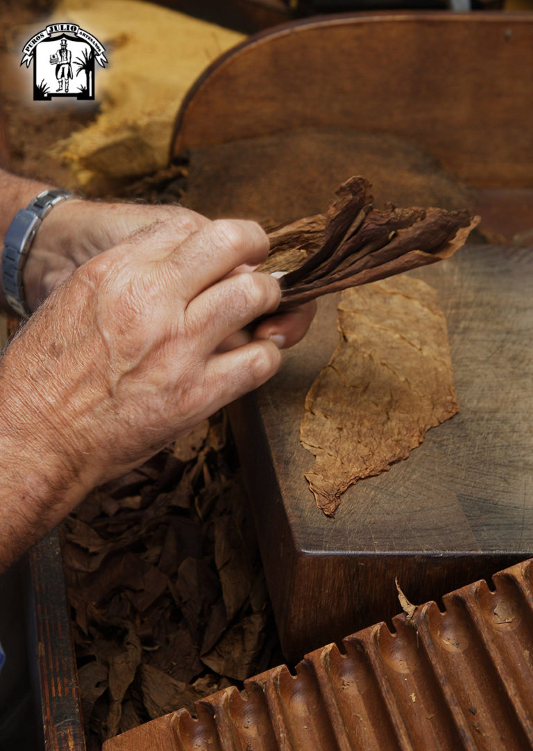 Proceso de Elaboración de un Puro Palmero Artesanos Julio · Tabaco palmero Premium Hecho a mano en Breña Alta. La Palma. Islas Canarias