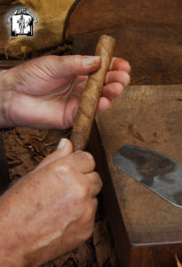 Proceso de Elaboración de un Puro Palmero Artesanos Julio · Tabaco palmero Premium Hecho a mano en Breña Alta. La Palma. Islas Canarias